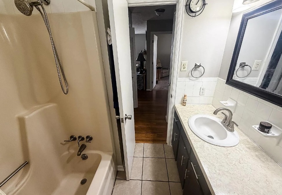 Unit B Bathroom