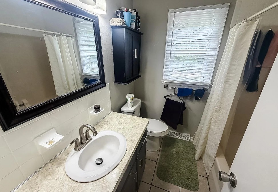 Unit B Bathroom